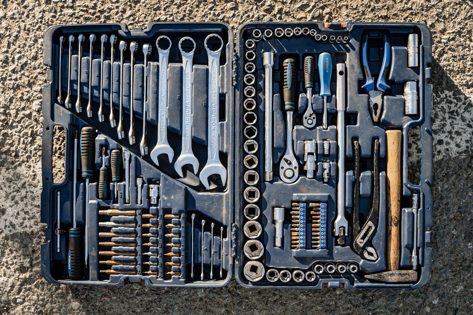 Geordneter Werkzeugkasten mit Handwerkzeug, von oben